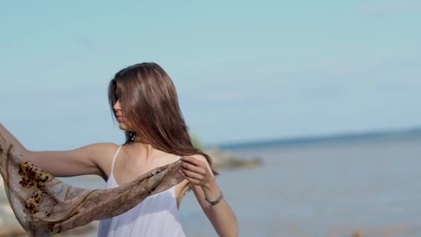 Retrato Menina Bonita Esbelta Jovem Com Cabelo Longo Vestido Branco — Vídeo de Stock