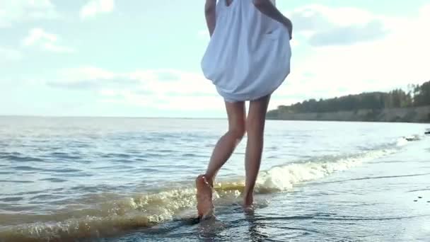 Молода Сексуальна Модель Довгими Красивими Ногами Проходить Уздовж Морського Піщаного — стокове відео