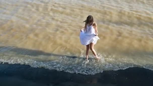 Beyaz Uzun Elbise Çamurlu Deniz Kıyısında Dans Koyu Saçlı Ince — Stok video