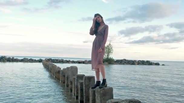 Jonge Mooie Vrouw Transparante Bruine Jurk Zwarte Schoenen Staat Stenen — Stockvideo