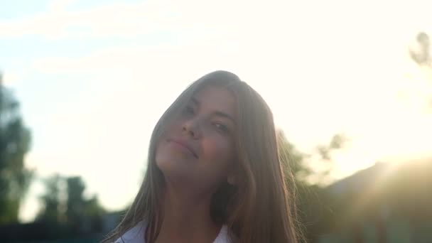 Beyaz Elbiseli Çekici Genç Kızın Portresi Kameraya Bakan Uzun Koyu — Stok video