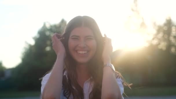 Portré Egy Gyönyörű Vidám Lány Hosszú Hajú Látszó Fényképezőgép Mosolyog — Stock videók