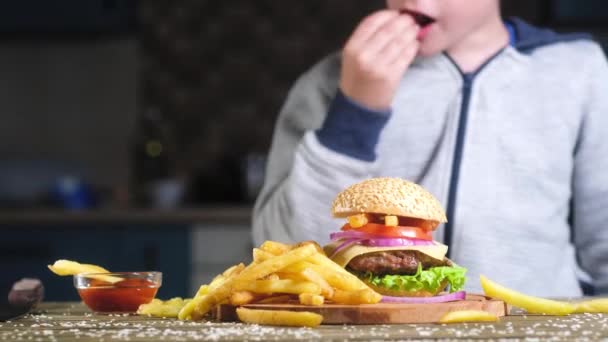 Muchacho Llega Mesa Que Encuentra Fritas Papas Fritas Con Salsa — Vídeo de stock