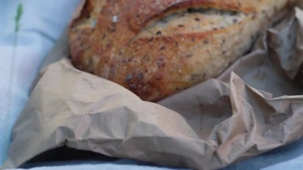 Πικνίκ Στη Φύση Ένα Φρέσκο Καρβέλι Ψωμί Τραγανή Κρούστα Βρίσκεται — Αρχείο Βίντεο