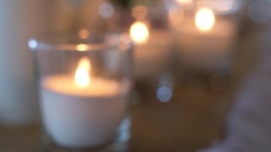 soyut arka plan. yanan Dekoratif mumlar yerde bulunmaktadır. Bokeh ve parlama.