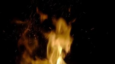 alevler ile siyah bir arka planda gece gökyüzünde yangın yanan ateş yavaş hareket çekim.