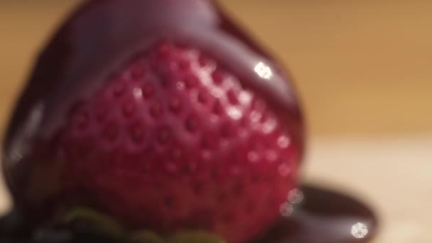 成熟的多汁红草莓的宏观摄影 在黄色背景上用棕色巧克力糖浆浇注 相机放大并缓慢地聚焦在浆果上 — 图库视频影像