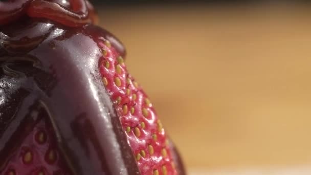Σιρόπι Καραμέλας Σοκολάτας Χύνεται Ένα Παχύ Ρεύμα Ένα Ώριμο Ζουμερό — Αρχείο Βίντεο