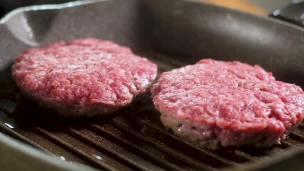 Dois Hambúrgueres Carne Crua São Fritos Uma Panela Quente Quadrada — Vídeo de Stock