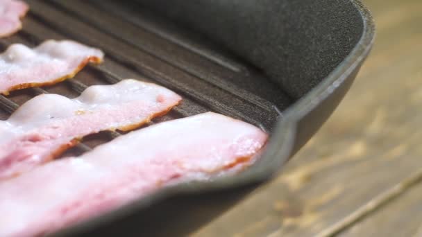 Sötét Forró Öntöttvas Grill Serpenyő Tapadásmentes Bevonat Lassan Sütés Négy — Stock videók