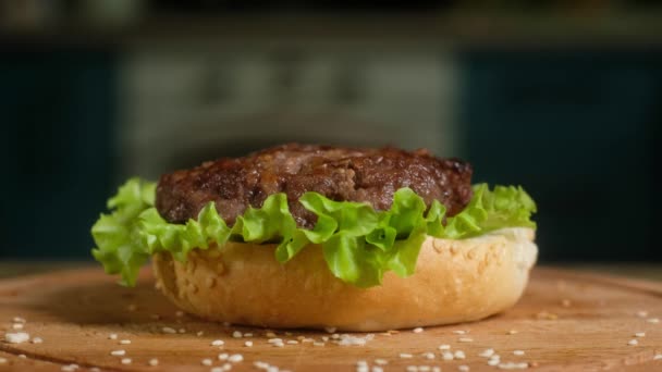 Marco Consistentemente Aparecen Bollo Ensalada Verde Chuleta Frita Rebanada Queso — Vídeos de Stock