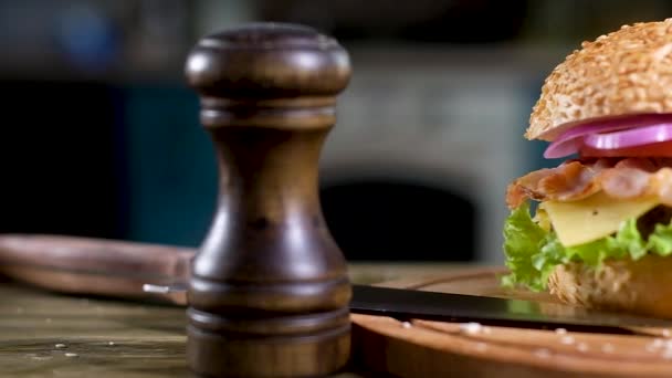 부엌의 배경에 햄버거의 파노라마 부드러운 커틀릿 토마토 바삭한 베이컨 테이블에 — 비디오