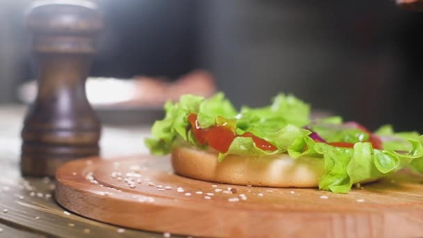 Chef Kok Zet Een Gefrituurde Hamburger Met Een Bruine Krokante — Stockvideo