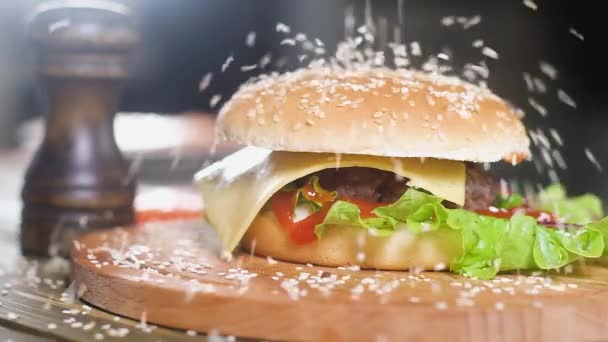 Sementes Gergelim Branco Caem Hambúrguer Cozido Com Salada Fatia Queijo — Vídeo de Stock