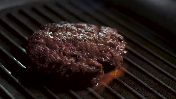 Horký Chutná Šťavnatý Hamburger Patty Křupavou Hnědou Kůrou Leží Pánvi — Stock video