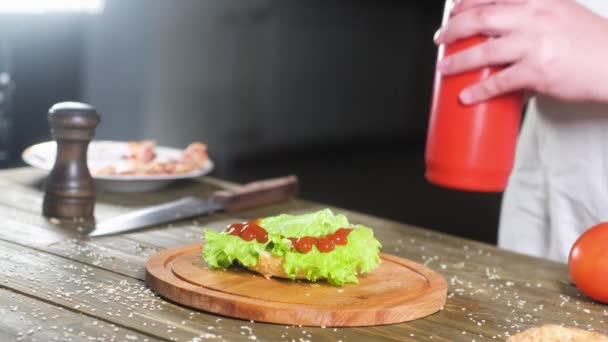 Chef Hombre Hacer Hamburguesa Cocina Bandeja Redonda Madera Bollo Sésamo — Vídeo de stock