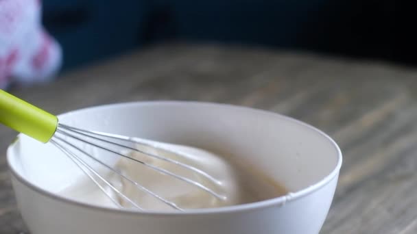 Chef Zwepen Egg White Cream Met Metalen Whisk Pikt Het — Stockvideo