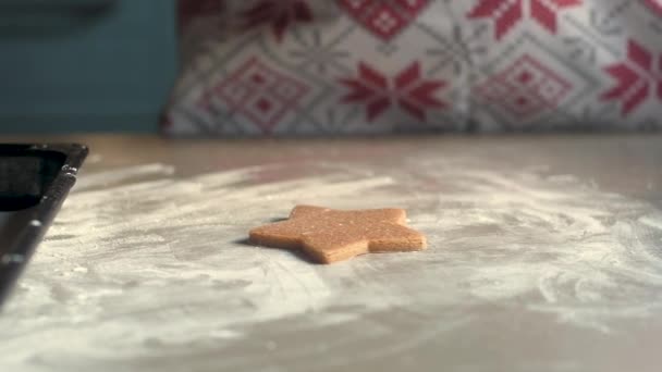 Menina Avental Com Dedos Pega Mesa Com Biscoitos Forma Farinha — Vídeo de Stock