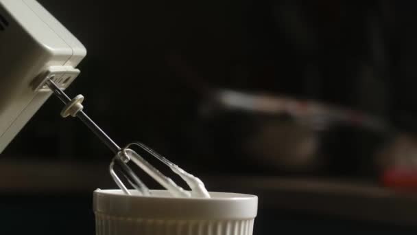 糖果女郎混合白霜在深光杯 把它拿出来厚厚的奶油从铁刀片流到薄薄的菜肴流 在厨房中烘烤姜饼的烹饪配料 — 图库视频影像