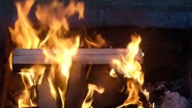 odun ateşi bir tuğla ateşinde parlak alev yakar. Akşam aydınlatması.