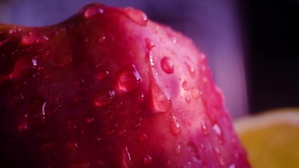 Grandes Gotas Transparentes Agua Caen Sobre Una Manzana Roja Madura — Vídeos de Stock