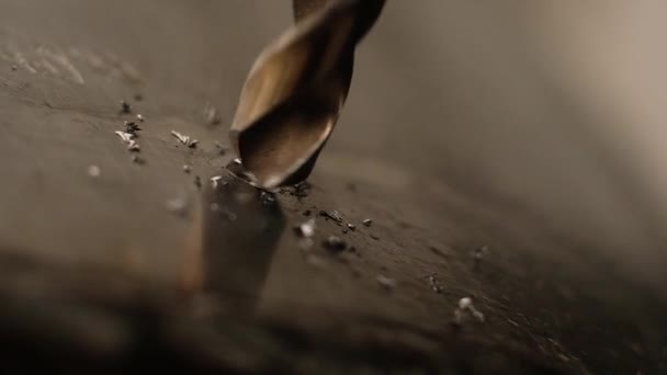Yakın Çekim Sondaj Süreci Çelik Matkap Metal Keser Farklı Yönlerde — Stok video