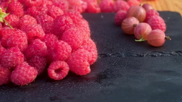 红色成熟的新鲜树莓躺在黑板上的全景拍摄 很多湿浆果是一滴水中的大山 — 图库视频影像