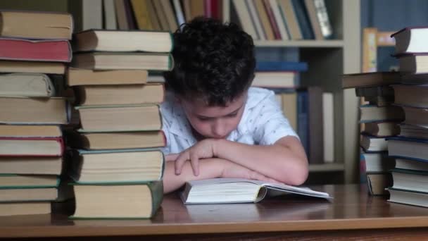 Menino Camisa Leve Senta Mesa Madeira Livro Grosso Ele Colocou — Vídeo de Stock