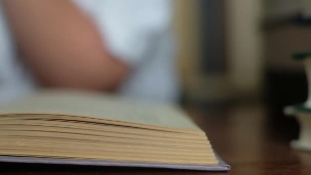 Панорамний Знімок Крупним Планом Розширеної Книги Лежить Столі Студент Читає — стокове відео