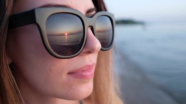 Retrato Uma Jovem Menina Bonita Grandes Óculos Sol Quadro Preto — Vídeo de Stock