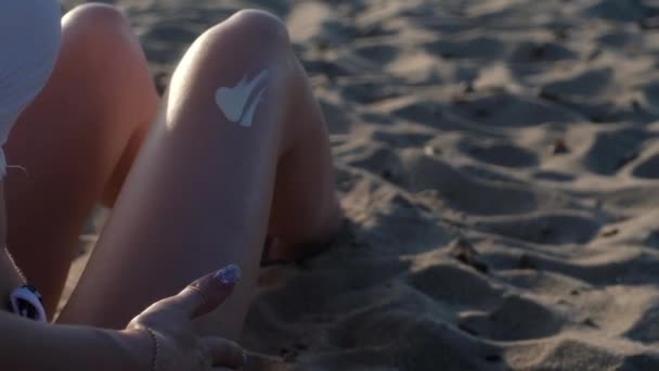 Young Girl White Bathing Suit Rubs Sunscreen His Leg — Stock Video