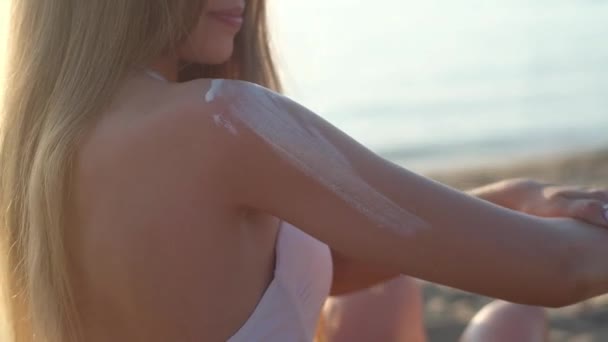 Una Joven Esbelta Hermosa Con Piel Bronceada Traje Baño Blanco — Vídeos de Stock