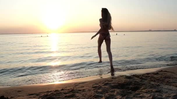 Karcsú Lány Egy Színes Fürdőruhát Fut Úszni Tengerben Naplementét — Stock videók