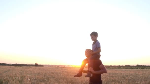 Feliz Padre Guapo Con Hijo Pequeño Sus Hombros Campo Ríete — Vídeos de Stock