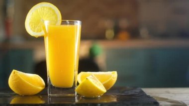 Meyve dilimleri ile taze portakal suyu bir bardak Panoramik atış