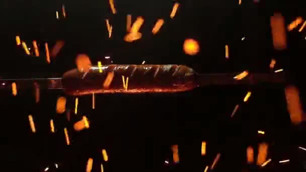 Kızarmış Sulu Pembe Sosis Bir Şiş Üzerine Konur Ateşin Açık — Stok video