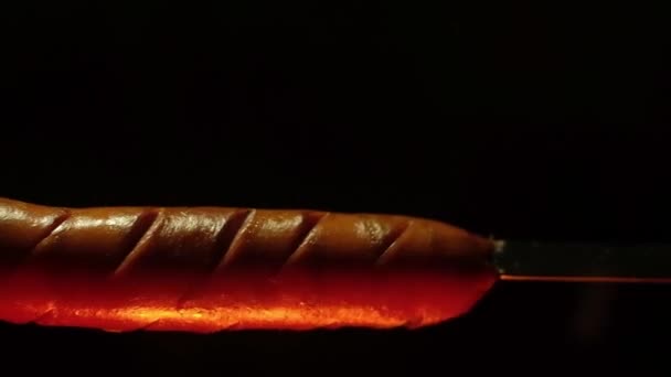 Tiro Panorâmico Linguiça Rosada Suculenta Frita Espeto Metal Fino Pendurado — Vídeo de Stock
