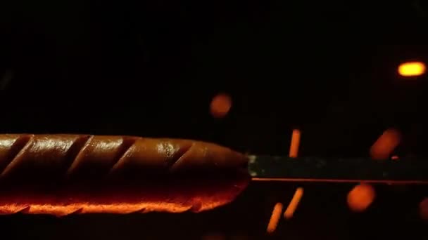 Einem Dünnen Metallspieß Hängt Gebratene Saftige Rostbratwurst Über Den Offenen — Stockvideo