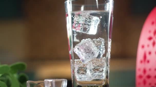 Dans Verre Eau Claire Scintillante Flottant Lentement Des Cubes Glace — Video