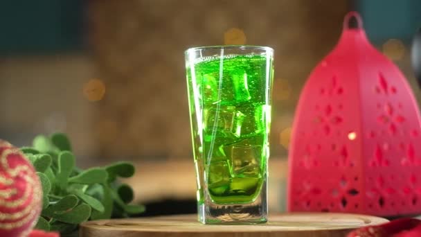 Glaçons Tombent Dans Verre Avec Cocktail Vert Carbonaté Boisson Est — Video