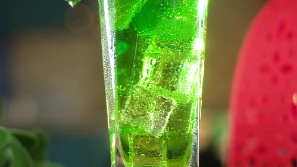 Glasbecher Mit Grünem Kohlensäuregetränk Vorhanden Wassertropfen Rieseln Durch Das Glas — Stockvideo