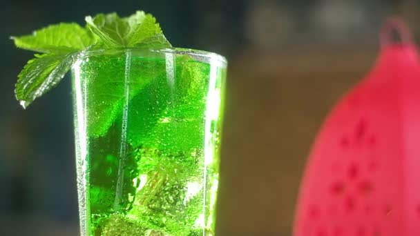 Panoramatický Záběr Sytě Zeleného Osvěžujících Koktejlů Kostkami Máty Ledu Skleněné — Stock video