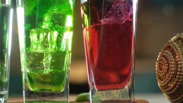 Panorama Närbild Uppfriskande Cocktails Grön Dryck Med Myntblad Och Isbitar — Stockvideo