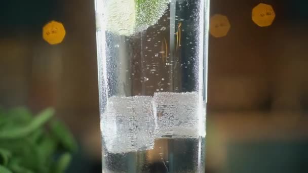 Los Cubos Hielo Frío Transparentes Cubiertos Con Burbujas Agua Con — Vídeo de stock