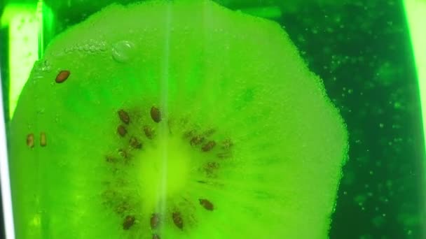 Une Fine Tranche Kiwi Frais Mûr Des Cubes Glace Froide — Video