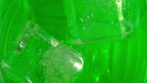 Cubos Hielo Frío Flotan Lentamente Vaso Con Cóctel Verde Carbonatado — Vídeo de stock