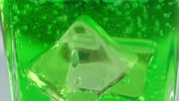 Cubetti Ghiaccio Freddo Cadono Bicchiere Con Cocktail Gassato Verde Pezzi — Video Stock