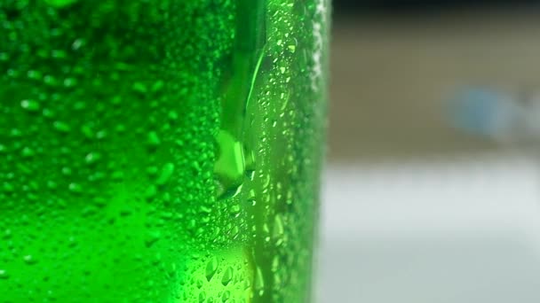 Fotografía Macro Vaso Mojado Con Delicioso Cóctel Carbonatado Refrescante Verde — Vídeo de stock