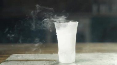 buzlu bir bardak votka donmuş cam tepside boş oturur. buhar yavaş yavaş ondan kaçar. Parti kavramı. Cam üzerinde büyük damlalar.
