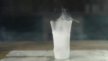 boş buzlu cam dondurulmuş cam tepsiüzerinde oturur. Buhar yavaşça ondan kaçar. Tatil konsepti. Cam üzerinde büyük damlalar.